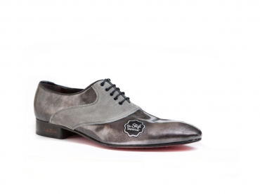 Zapato modelo Pearl, fabricación en charol gris carbón y afelpado perla