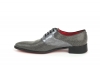 Zapato modelo Metalicy, fabricado en fantasía espiga gris y charol gris plomo. 