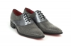 Zapato modelo Metalicy, fabricado en fantasía espiga gris y charol gris plomo. 