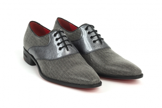 Zapato modelo Metalicy, fabricado en fantasía espiga gris y charol gris plomo. 