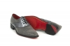 Zapato modelo Metalicy, fabricado en fantasía espiga gris y charol gris plomo. 