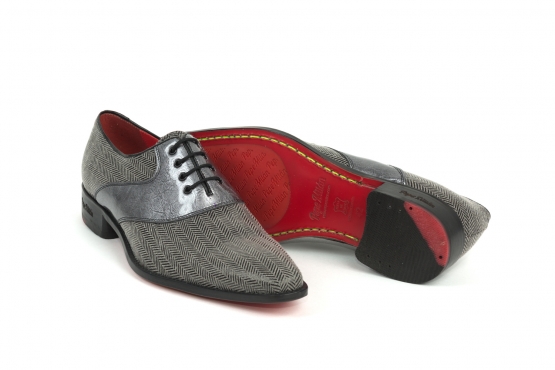 Zapato modelo Metalicy, fabricado en fantasía espiga gris y charol gris plomo. 