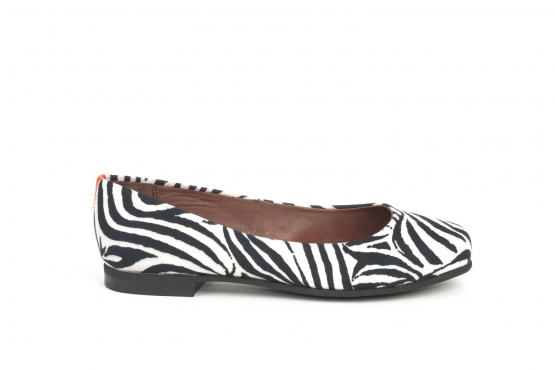 Ballerina model shoe Lety, made in black and white zebra.