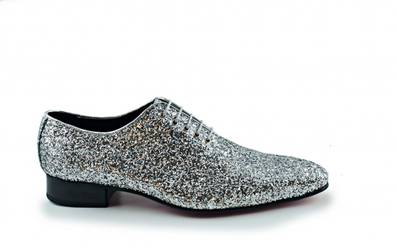 Zapato modelo Saturno, fabricado en glitter plata. 