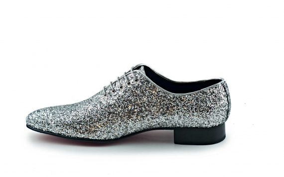 Zapato modelo Saturno, fabricado en glitter plata. 