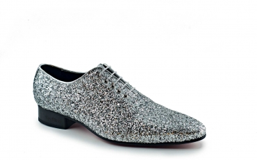 Zapato modelo Saturno, fabricado en glitter plata. 