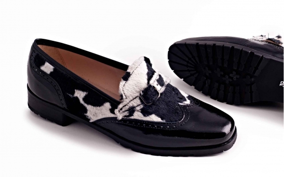Modèle de chaussures Dupon, fabriqué en cuir verni noir et de vache noir-blanc