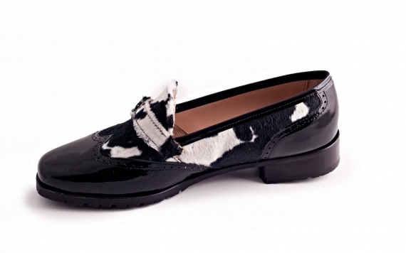 Modèle de chaussures Dupon, fabriqué en cuir verni noir et de vache noir-blanc