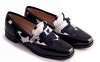 Zapato modelo Dupón, fabricación en charol negro y vaca negra-blanca