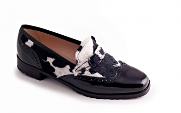 Zapato modelo Dupón, fabricado en charol negro y vaca negra-blanca