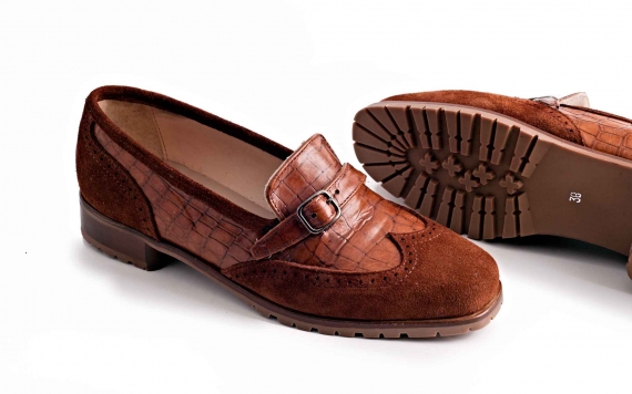 Dunne model shoe, made of brown suede and leather coconut.