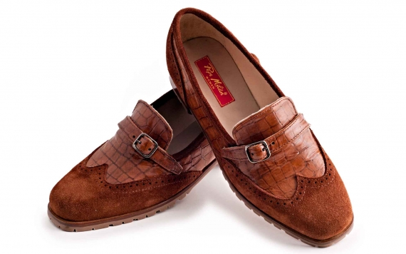 Dunne model shoe, made of brown suede and leather coconut.