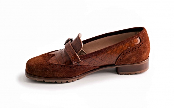 Dunne model shoe, made of brown suede and leather coconut.