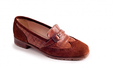 Zapato modelo Dunne, fabricación  en serraje marrón y coco cuero.