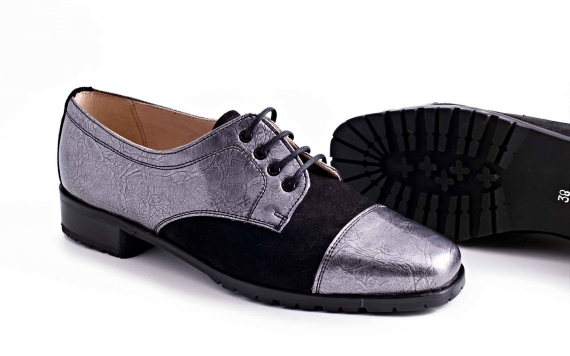 Zapato modelo Perla, fabricación  en charol gris y napa negra.