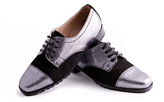 Zapato modelo Perla, fabricación  en charol gris y napa negra.