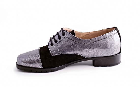 Zapato modelo Perla, fabricación  en charol gris y napa negra.