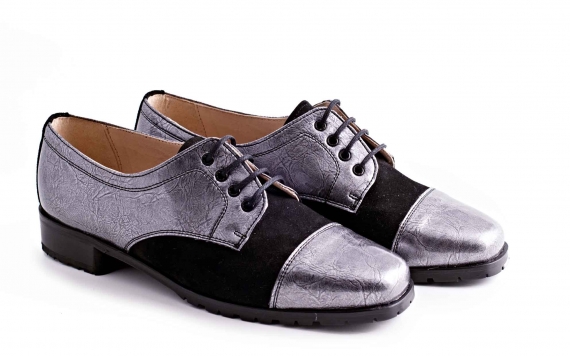 Zapato modelo Perla, fabricación  en charol gris y napa negra.