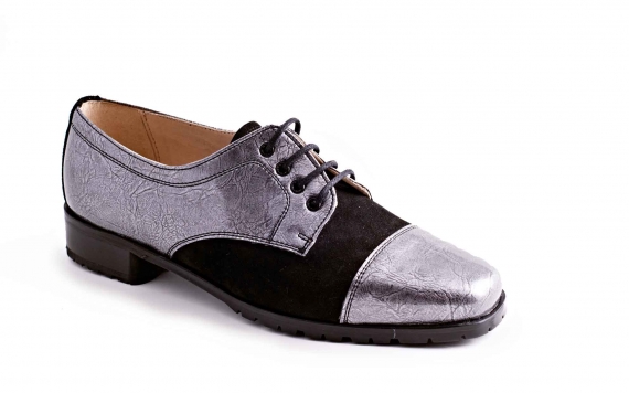 Zapato modelo Perla, fabricación  en charol gris y napa negra.