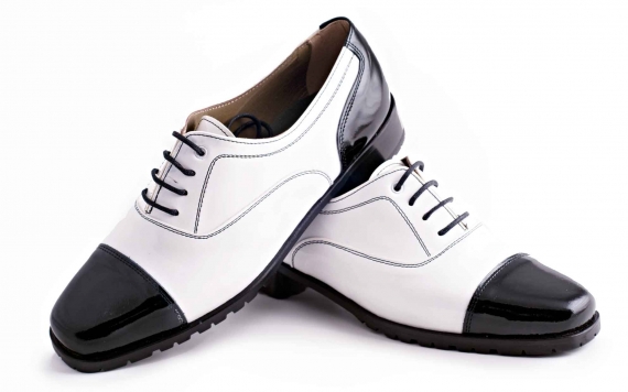 Charlí model shoe, made in black and white patent leather.