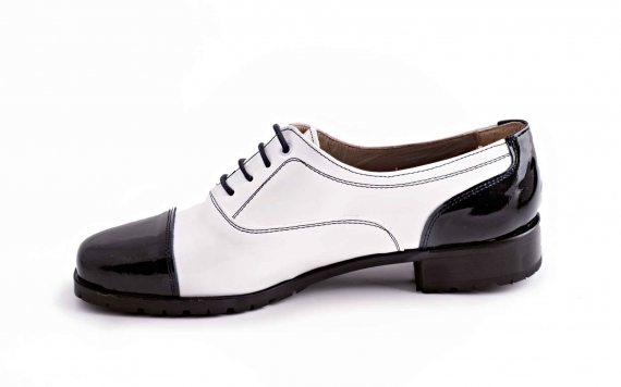 Modèle de chaussures Charli, fabriqué en cuir verni noir et blanc.