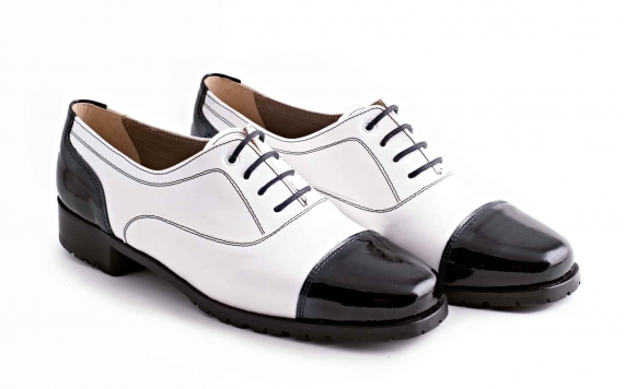 Charlí model shoe, made in black and white patent leather.