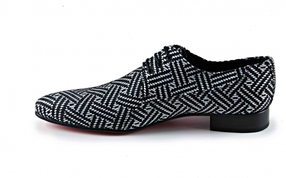 Zapato modelo Frac, fabricado en rayas negras y blancas. 