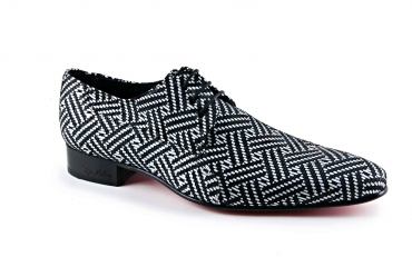 Zapato modelo Frac, fabricado en rayas negras y blancas. 