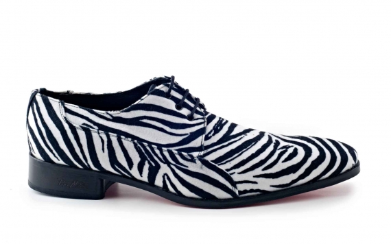 Zapato modelo Faunia, fabricación  en vectón cebra blanca-negra.