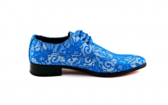 Shoe model Ágatha, made in glitter blue silver lace.