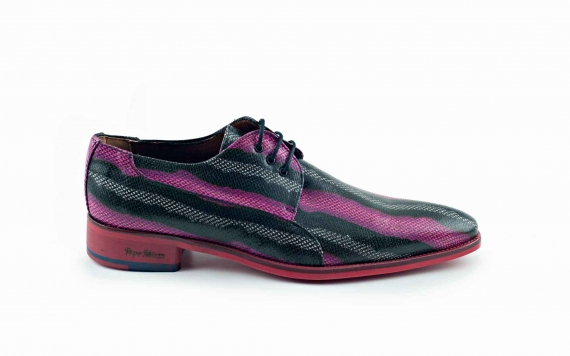 Zapato modelo Treat, fabricado en ofidio fucsia.