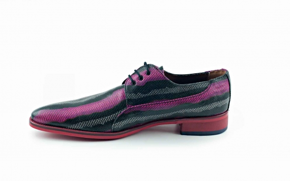 Zapato modelo Treat, fabricado en ofidio fucsia.