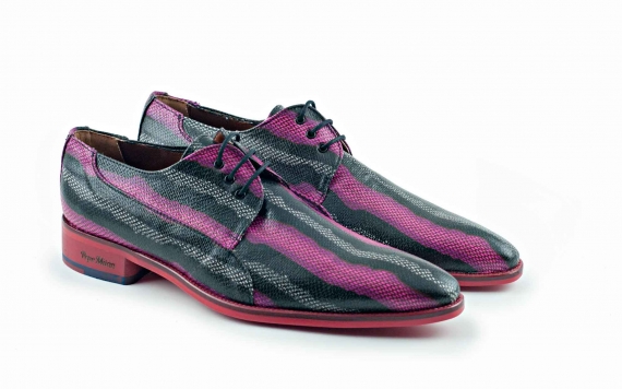 Zapato modelo Treat, fabricado en ofidio fucsia.