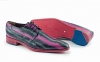 Zapato modelo Treat, fabricado en ofidio fucsia.