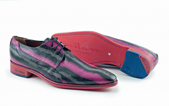 Zapato modelo Treat, fabricado en ofidio fucsia.