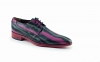 Zapato modelo Treat, fabricado en ofidio fucsia.