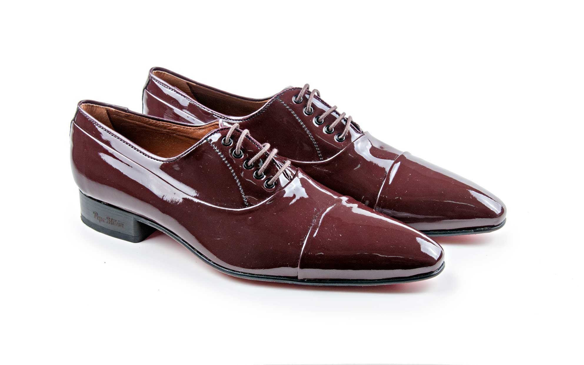 Marqués model shoe, made in burgundy patent leather.