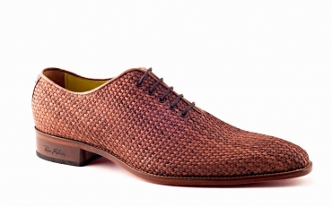 Zapato modelo Tierra, fabricado en trenzado rejilla marrón.