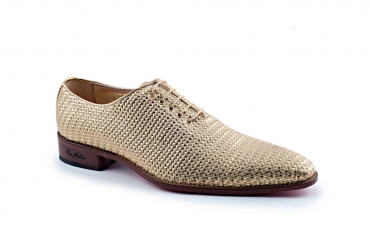 Zapato modelo Olympus, fabricado en espiga oro. 