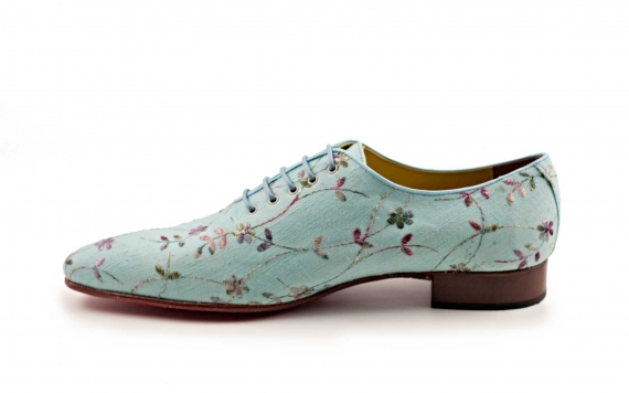 Zapato modelo Galán fabricación en fantasia almendro celeste.