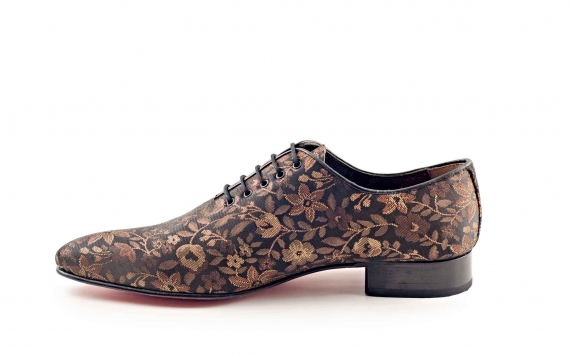 Modèle de chaussures d'automne, fait de fantaisie brun