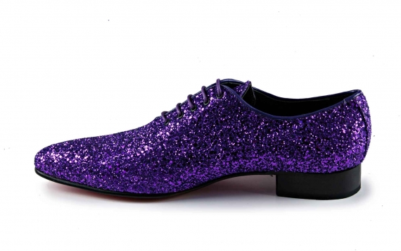 Zapato modelo Flash, fabricado en glitter lila. 