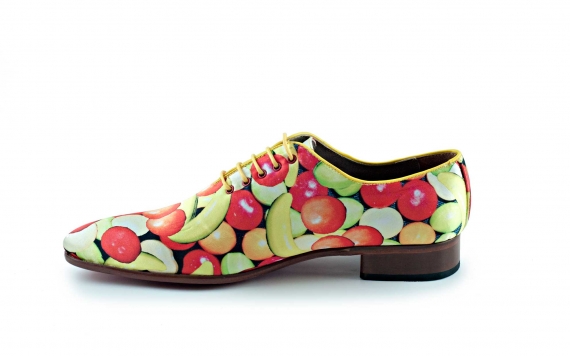 Zapato modelo Bahamas, fabricado en raso frutas. 