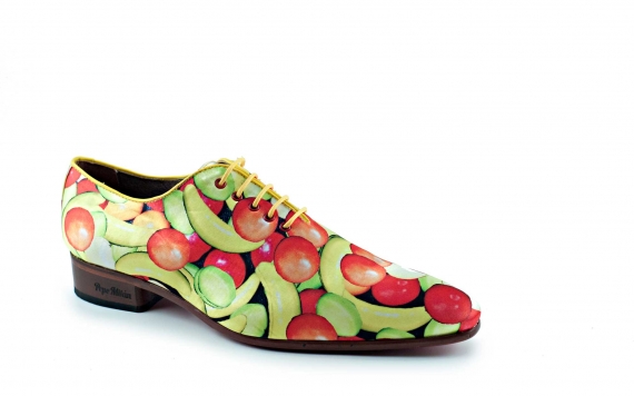 Zapato modelo Bahamas, fabricado en raso frutas. 