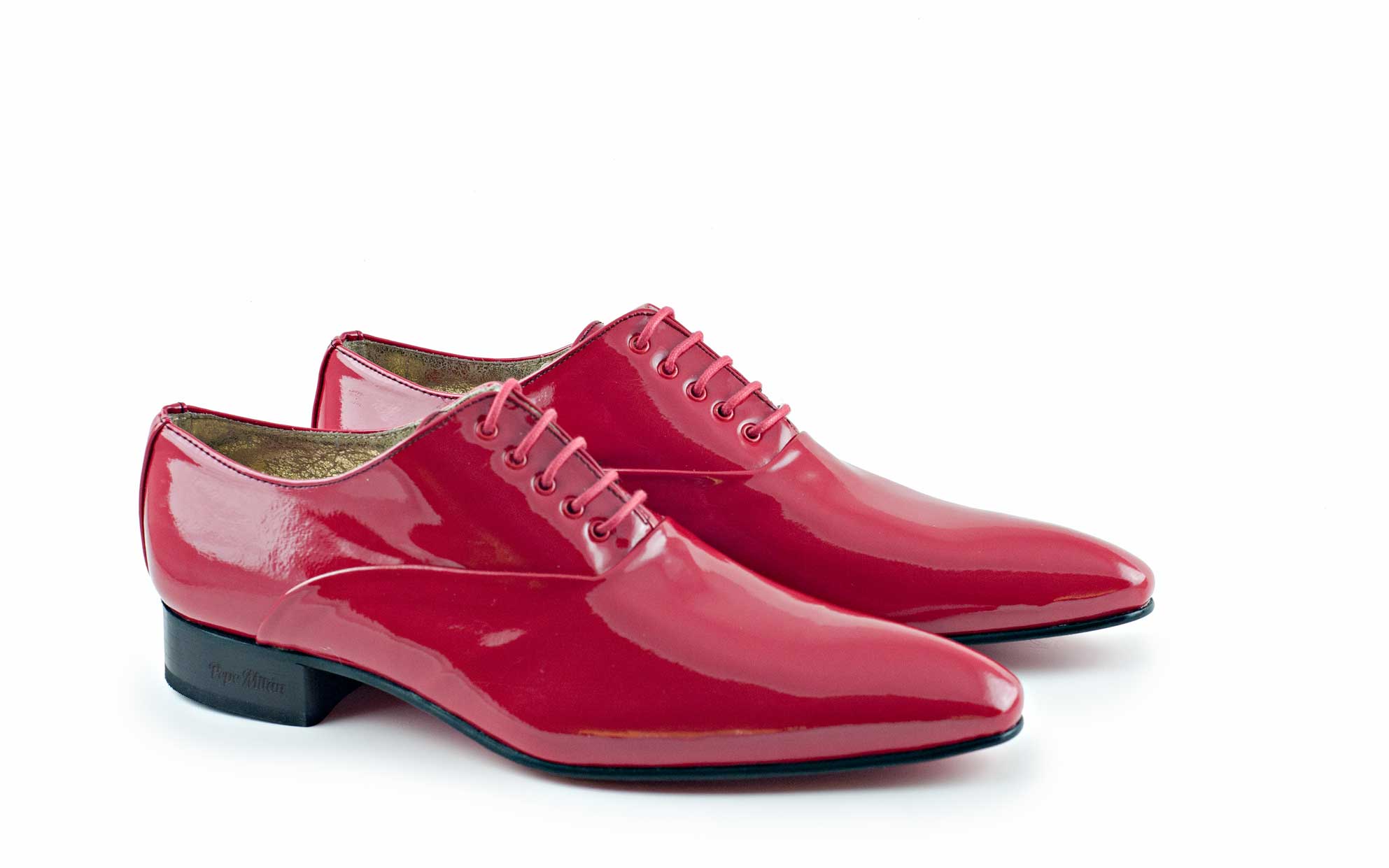 Cherry model shoe, manufactured in red patent leather.