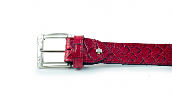 Cinturón modelo Flury, fabricado en anaconda roja. 