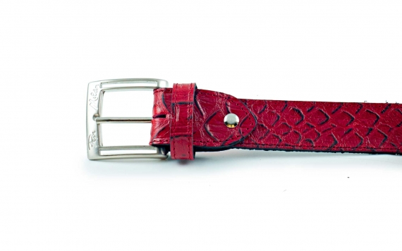 Modèle de ceinture Force, fabriqué en rouge anaconda.