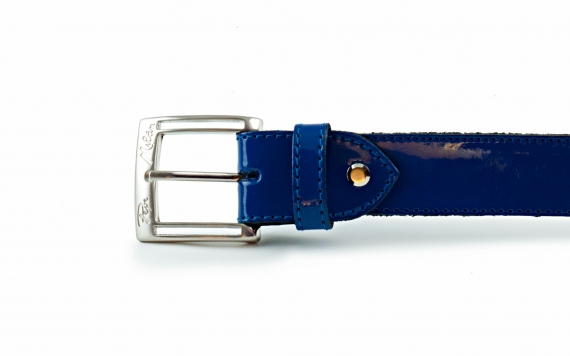 Modèle de ceinture Serendipia, fabriqué en cuir verni milan bleu.