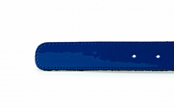 Cinturón modelo Serendipia, fabricado en charol azul milán.