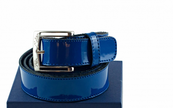 Modèle de ceinture Serendipia, fabriqué en cuir verni milan bleu.